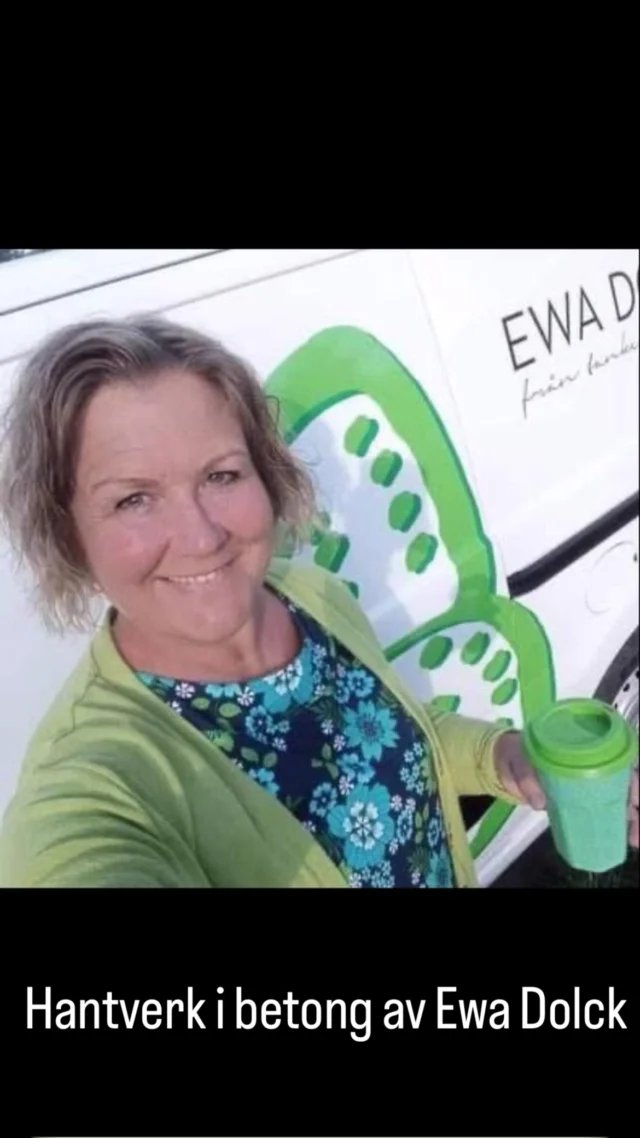 Ewa Dolck - från Tanke till Form  Hantverk i betong, skapat i egen verkstad i Håstorp Längjum Fristad utanför Borås  Sedan snart 10 år driver jag på heltid mitt företag med konsthantverk i betong. Allt från trädgårdsdekorationer till vinglas och smycken alltid helt eller delvis i betong  Jag har verkstad på gården och sedan snart 3 år även en liten enkel butik. Butiken är verkligen enkel och opretentiös men ett sätt att visa mina alster och även härbärgera mitt hantverk mellan de mässor jag ställer ut på  Butiken håller öppet enligt följande framöver :  Torsdag 1 maj kl 11-14 
Lördag 3 maj kl 11-14
Lördag 17 maj kl 11-14
Lördag 31 maj kl 11-14
Fredag 6 juni Jubileumskalas !!! 🌺
Lördag 7 juni kl 11-14  Däremellan hittar ni mig på:  @tradgardochhantverk  i Tällberg i Dalarna 9-11 maj  @wapnoslott  i Halland trädgårdsmässa 23-25 maj  @brunskogshembygdsgard hantverksmässa 27-29 juni  Slöjdmässan i Hjo 11-13 juli  Observera att Butiken är enkel med nivåskillnader ute och inne. Jag har inte kundtoaletter eller café, bara mitt eget skapade hantverk helt eller delvis i betong  Betalning med Swish, kort eller kontant 
Självklart kvitto med moms !  Vill du komma annan dag och tid skickar du bara förslag på tid så löser vi det säkert. Jag är nästan alltid hemma, men har även kor o hundar mm men med en timme eller två framförhållning brukar det mesta gå att lösa !  Varmt välkommen !  🌺🌺🌺🌺🌺🌺🌺🌺🌺🌺