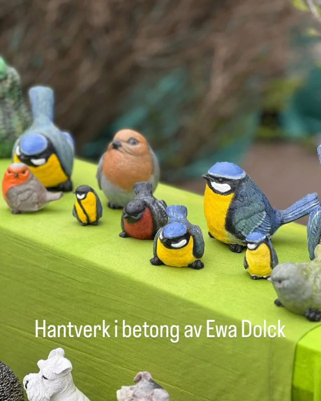 Hantverk i betong av Ewa Dolck  Laddar om för dag 3 på @tradgardochhantverk i Tällberg i Dalarna, söndag 11 maj öppet kl 10-16 på @villalangbers  Mässan firar 10 år och det är extra mycket utställare, gediget program och föreläsningar samt inspirationsmontrar  Köp gärna biljett online innan du kommer så får du en fröpåse samt separat kö  Klicka in på @tradgardochhantverk  för mer info om program o biljetter  Jag har med ett brett utbud av mitt hantverk i betong skapat i egen verkstad. Från trädgårdsdekorationer till smycken, alltid helt eller delvis i betong  Varmt välkommen till en mässa med hög klass och hjärtlig stämning !  🌺🌺🌺🌺🌺🌺🌺🌺🌺  #konsthantverkare #trädgårdsdekorationer #Hantverk #svenskthantverk #tällberg  #Dalarna #villalångberställberg #trädgårdsmässan #trädgårdsinspiration