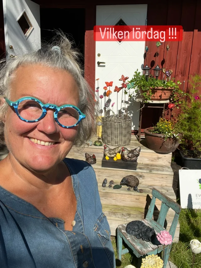 Idag var nog rekord i härlig lördag !  Så många nya besökare, och dessutom spännande människor! Vilka samtal vi hade om komplimanger, Österlen, färger och småföretagande !  Jag hann inte ens fota kunder på trappen som jag brukar !  Nu ska jag måla klart en beställning som ska levereras imorgon, sen sitta i skuggan med en juice och grundmåla tomtar med en ljudbok i lurarna  Jag är nöjd med min lördag !  🌺🌺🌺🌺🌺🌺🌺🌺🌺🌺🌺  #konsthantverkare #trädgårdsdekorationer #Hantverk #svenskthantverk #borås #sjuhäradsbygden  #trädgårdsmässan #floby #Västergötland #bollebygd #ulricehamn #bredared #butikbrygghuset #sparsör #herrljunga #borgstena #fristad #trädgårdsinspiration