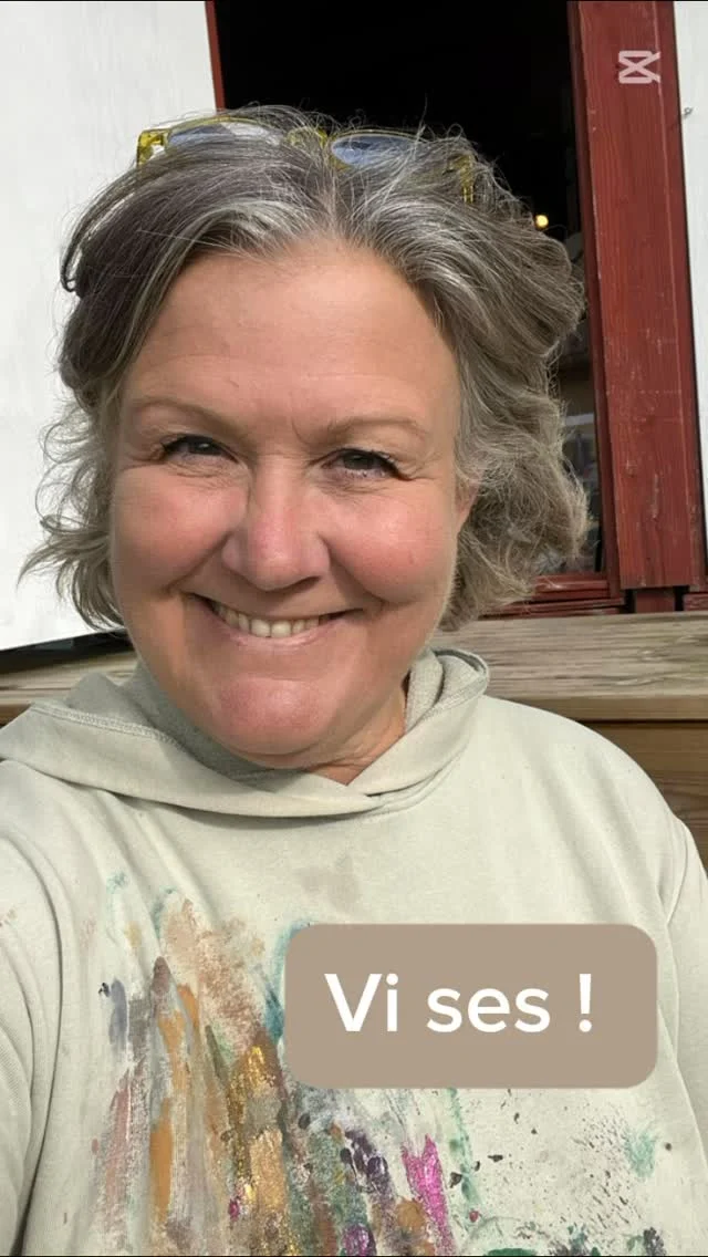 För er som kommit nya till min sida det senaste vill jag berätta lite om mig !  Det är ganska precis 10 år sen jag började mitt företag med konsthantverk i betong , ”Ewa Dolck -från tanke till form”  Dessutom 3 år med egen lite butik i Fristad utanför Borås !  Det började med ett bygge av växthus under mitt sabbatsår, under sommaren var det en kul hobby och från november 2015 ett företag på heltid  Tänk vilka år det varit, från att ha jobbat i den traditionella världen med kontor, tjänstebil och veckomöten….. till egen verkstad och butik, 12 mässor om året, sociala medier, nätverkande, bygge av montrar,  kundmöten och att allt ansvar (på gott och ont)  ligger hos mig själv !  Idag lever jag på mitt företag, har äntligen kommit till ett läge där jag väljer och bara åker på de roligaste o bästa mässorna, har ett tryggt sortiment där nyheter tillkommer hela tiden, har lärt känna arrangörer av mässor samt mängder av härliga utställare, har en återkommande kundkrets som fylls på….  Jag tänker att jag fortsätter 10 år till !  Från trädgårdsdekorationer till smycken, alltid helt eller delvis i betong och skapat i egen verkstad  Observera att Butiken är enkel med nivåskillnader ute och inne. Jag har inte kundtoaletter eller café, bara mitt eget skapade hantverk helt eller delvis i betong. Parkering på anvisad plats med skylt  Betalning med Swish, kort eller kontant 
Självklart kvitto med moms !  Butiken är öppen lördagar som jag inte är på mässa samt efter överenskommelse  Vill du komma annan dag och tid skickar du bara förslag på tid så löser vi det säkert. Jag är nästan alltid hemma, men med en timme eller två framförhållning brukar det mesta gå att lösa ! 
Obs! Skicka SMS, Mail eller meddelande på Facebook/instagram eftersom jag sällan svarar i telefon på nr jag inte känner igen…..  Varmt välkommen !  PS förutom att handla av oss små företagare ger du ett stort stöd och support genom att gilla, kommentera, samt dela i stories …. På förhand tack !!!  🌺🌺🌺🌺🌺🌺🌺🌺🌺🌺  #konsthantverkare #trädgårdsdekorationer #Hantverk #svenskthantverk #borås #sjuhäradsbygden  #trädgårdsmässan #Västergötland #butikbrygghuset #fristad #trädgårdsinspiration