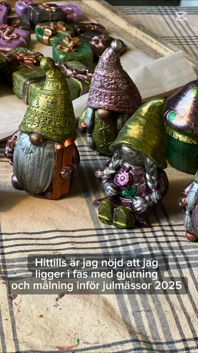 Hantverk i betong av Ewa Dolck  En del förfäras över att jag lägger ut bilder på tomtar, paket, granar och hus när det fortfarande bara är september….  Men med 6 st STORA julmässor behöver jag bygga upp ett ordentligt lager för alla nissar, paket och miniatyrer skapas med lika mycket kärlek. Allt skapat i egen verkstad i betong  Så vad säger ni? Får jag lägga ut bilder i september på julig betong som skapas inför kommande mässor?  Jag har 7 st mässor kvar i år, varav den första är Ölands Skördefest 25-29 september Sedan följer :  24-27 okt Jul på @julitagard 
30/10-2/11 jul på @selmalagerlofsmarbacka 
7-10 nov Jul på Hellekis säteri 
13-16 nov Kul på @ekenasslott 
20-23 nov Jul på Kolberg slott 
5-7 dec jul på Hovstallet Stockholm  Alla dessa 7 mässor arrangeras av @svenska_slottsmassor  som jag reser med på höstarna sedan några år  Jag har ordinarie öppet i butiken i Fristad utanför Borås lördagar kl 11-14 förutom om jag är på mässa.  Efter julmässorna kommer jag troligen ha öppet lördagar igen fram till jul, vi får se vilka tider…  Vill du komma annan dag och tid skickar du bara förslag på tid så löser vi det säkert. Jag är nästan alltid hemma, men har även kor o hundar mm men med en timme eller två framförhållning brukar det mesta gå att lösa !  Obs! Skicka SMS, Mail eller meddelande på Facebook/instagram eftersom jag sällan svarar i telefon på nr jag inte känner igen…..  #konsthantverkare #ewadolckab #Västergötland #ewadolckfråntanketillform #sjuhäradsbygden #ewadolck #borås #svenskaslottsmässor #ewadolckpåturné #Hantverk #sjuhärad #butikbrygghuset #ölandsskördefest #trädgårdsdekorationer #svenskthantverk #Slottsmässor #bollebygd #herrljunga #sparsör #bredared #borgstena #ulricehamn #floby #tidaholm #skövde #hjo #skaraborg #tibro #vårgårda #falköping