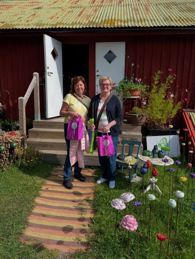 Idag slog ni rekord i trevlighet och grymt bra parkeringar !  Trots att det kom en hel hög folk samtidigt var ni suveräna på parkeringar, tålmodighet att vänta och trevlighet i samtal !  Hann inte ens med att fota alla som jag brukar försöka hinna, men några fick jag med !  Lovar nu att fokusera på att fylla på med blommor o fåglar på pinne förutom att måla juliga grejer till höstens mässor  Men nu ska jag tvätta sisådär 250 penslar och sen ha lördagsmys vid målarbordet för tomtar och hus  Hoppas er lördag blir precis så som ni önskar !  Öppet igen lördag 6 september kl 11-14 samt efter överenskommelse. Skicka SMS eller meddelande på Facebook eller Instagram om du vill besöka butiken annan tid  #konsthantverkare #ewadolckab #Västergötland #ewadolckfråntanketillform #sjuhäradsbygden #ewadolck #borås #svenskaslottsmässor #ewadolckpåturné #Hantverk #sjuhärad #butikbrygghuset #ölandsskördefest #trädgårdsdekorationer #svenskthantverk #Slottsmässor #bollebygd #herrljunga #sparsör #bredared #borgstena #ulricehamn #floby #tidaholm #skövde #hjo #skaraborg #tibro #vårgårda #falköping