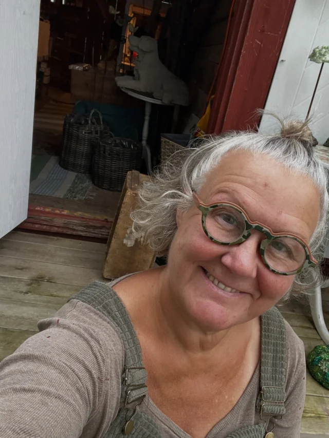 Lördag kväll …..
Det var en trevlig dag i butiken med både helt nya besökare, återkommande långväga besökare och några lokala på lördagsutflykt . Det är härligt att det varje lördag hittar folk till min enkla butik  Nu är det stängt 2 veckor och öppet igen 4 oktober kl 11-14 för nu ska jag förbereda, packa och resa till Öland för skördefest med @svenska_slottsmassor  25-28 sept på @ekerumresort  Jag klistrar etiketter på påsar, packar tält och displayer, skriver listor, tvättar dukar och framförallt väljer ut vad som ska med  Jag har min monter utomhus och tar med både trädgårdsdekorationer, smycken, julpynt och några djur  Är du nyfiken på nåt speciellt kan du paxa genom att skicka ett DM/PM  Nu ska jag lacka ett gäng nya smycken som ska med, och kanske hinner jag göra några fler med hundraser som ju varit poppis de senaste månaderna  Det kommer schäfer, svart labbe, cavalier king Charles, Boston, fralla, golden, corgie mfl  Nån som vill se ?  Ser verkligen fram emot Öland, och är lite spänd faktiskt hur mina saker kommer uppskattas ….  #konsthantverkare #ewadolckab #Västergötland #ewadolckfråntanketillform #sjuhäradsbygden #ewadolck #borås #svenskaslottsmässor #ewadolckpåturné #Hantverk #sjuhärad #butikbrygghuset #ölandsskördefest #trädgårdsdekorationer #svenskthantverk #Slottsmässor #öland #kalmar #visitöland #ekerum #ekerumresort