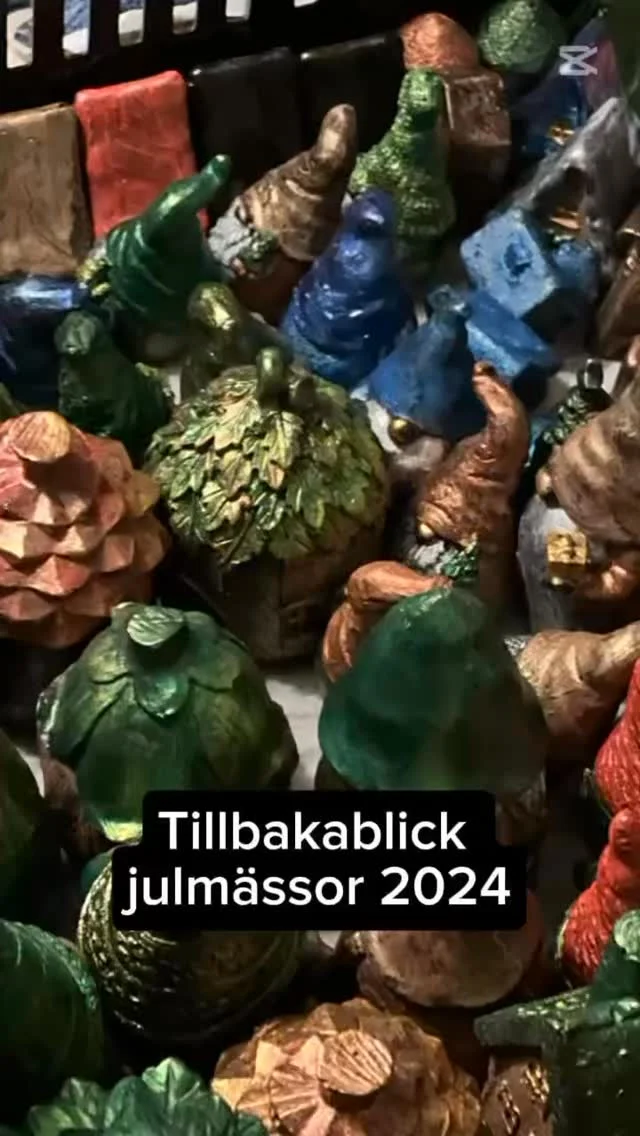 Om bara tre veckor åker jag på årets första julmässa med @svenska_slottsmassor  Tar därför tillfället i akt och minns tillbaka till säsong 2024  Nu har jag laddat med ännu fler tomtar, granar, hus och paket !  Längtar till Julita, startskottet, att åter hänga kvällstid med min vapendragare @kling_kollektion återse alla utställarvänner och se om ni gillar årets nyanser på min juliga betong  Jul på Julita Gård 24-26 okt  Jul på Mårbacka 30/10 – 2/11  Jul på Hellekis Säteri 7-9/11  Jul på Ekenäs Slott 13-16 /11  Jul på Koberg Slott 20-23/11  Jul på Hovstallet Stockholm 5-7/12  Ses vi säsong 2025 ?  #konsthantverkare #ewadolckab #Västergötland #ewadolckfråntanketillform #sjuhäradsbygden #ewadolck #borås #svenskaslottsmässor #ewadolckpåturné #Hantverk #sjuhärad #butikbrygghuset #ölandsskördefest #trädgårdsdekorationer #svenskthantverk #Slottsmässor #bollebygd #herrljunga #sparsör #bredared #borgstena #ulricehamn #floby #tidaholm #skövde #hjo #skaraborg #tibro #vårgårda #falköping